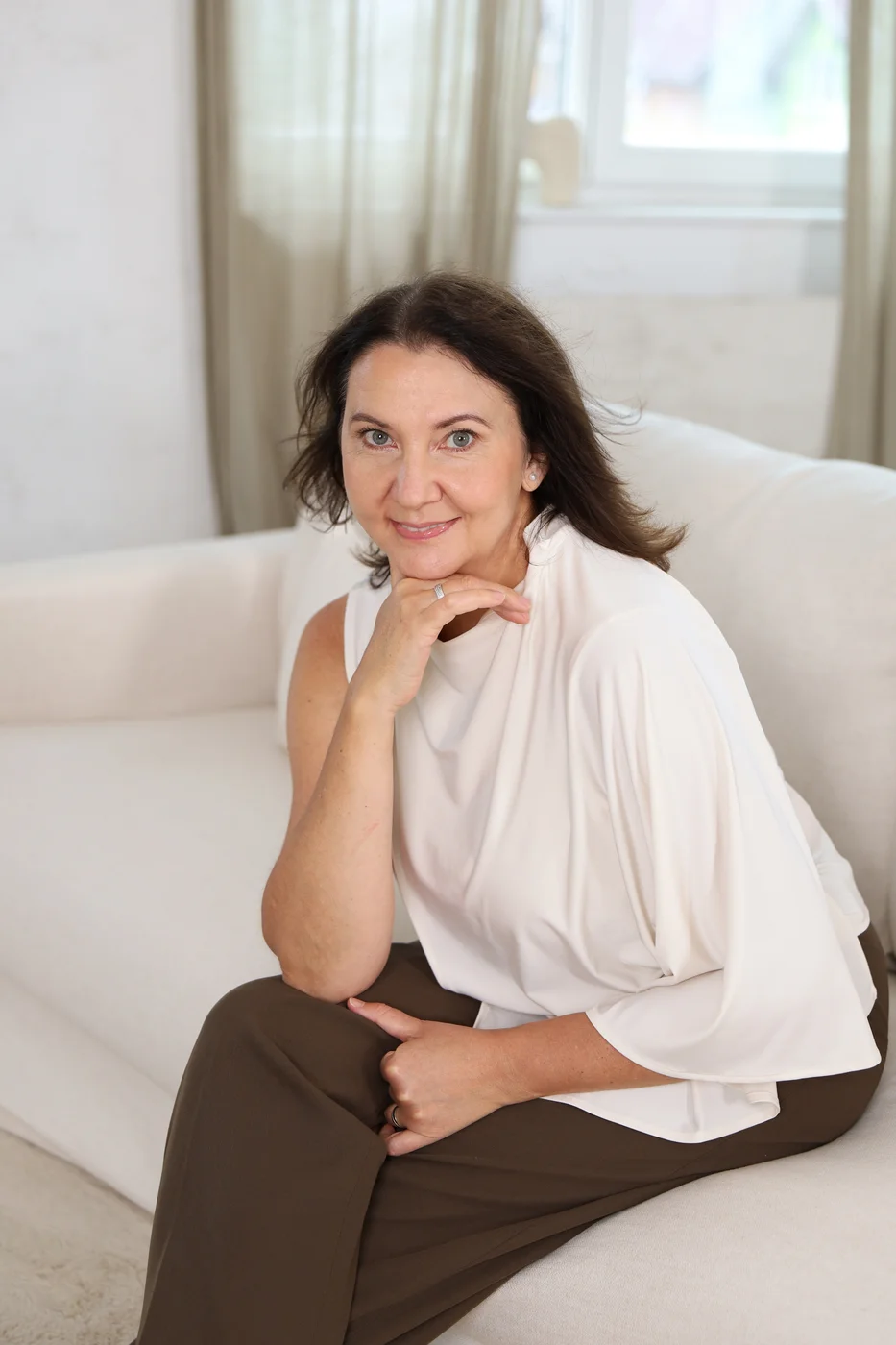 Adorján Erika lila ruhában, világos enteriőrben